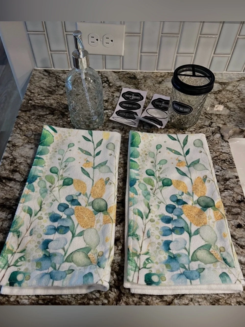 EUC Farmhouse Honeybee Dispenser & Toothbrush Holder Eucalyptus Towel Set